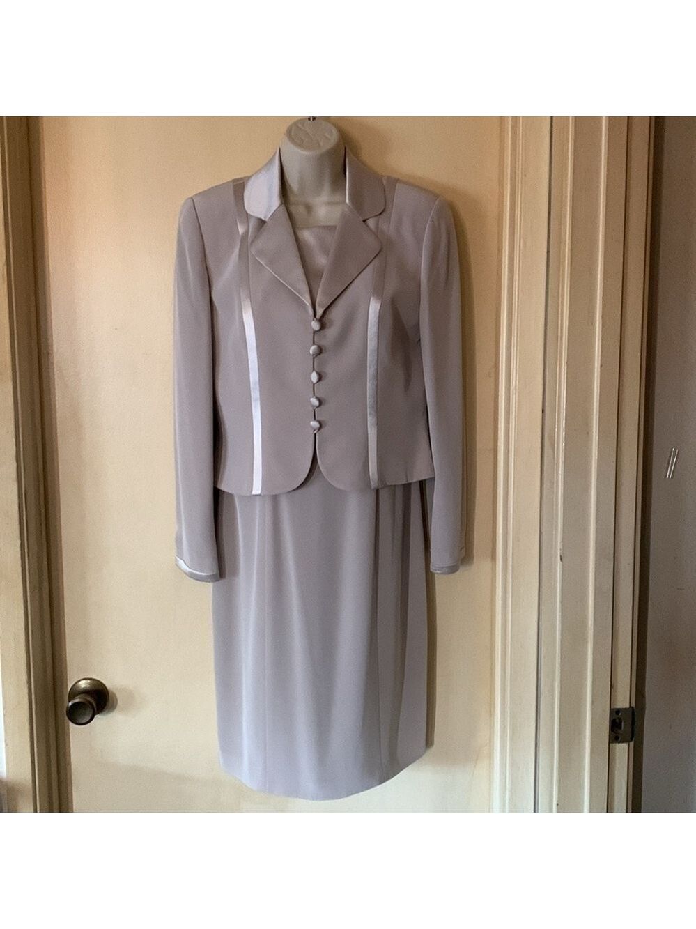 Oleg Cassini Black Tie champagne suit size 6